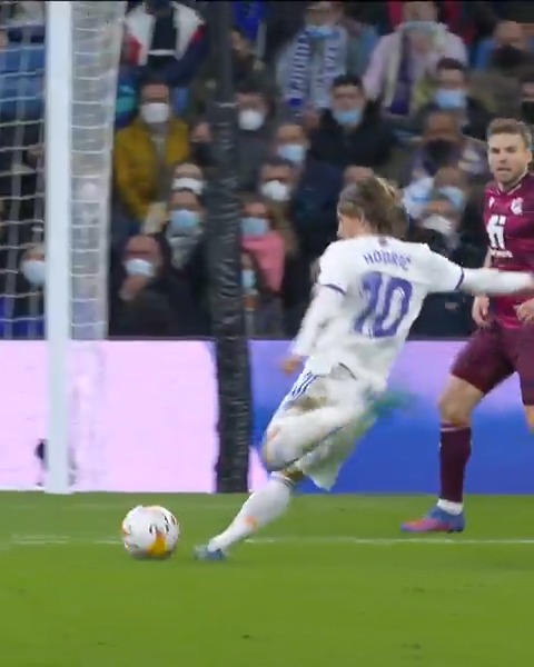 🎯 Luka Modrić, haciendo de las suyas en el RealMadridRealSociedad. LALIGAEASPORTS | Real Madrid C.F.