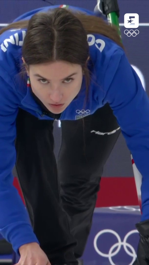 Stefania 'Il curling' Constantini. Nonostante questo colpo da tre, le azzurre escono sconfitte dal match con la Cina per 8 a 7!