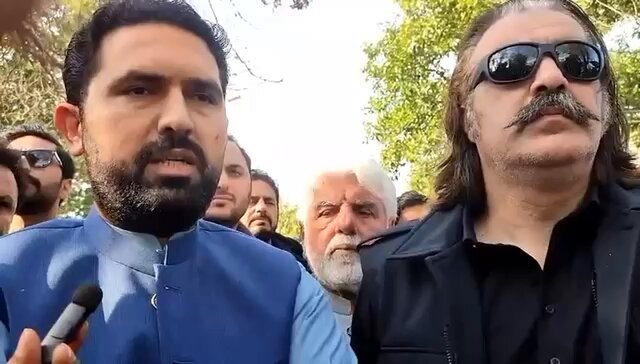 ابھی تک ہمیں کوئی ایسی قابل اعتماد اطلاع موصول نہیں ہوئی کہ عمران خان صاحب کو کہیں علاج کے لیے شفٹ کیا گیا ہے جب کوئی قابل بھروسہ اطلاع ملی تو میڈیا کو بتایا جائے گا۔ گورنر راج کیا یہ کوئی بھی قدم اٹھائیں اس کے لیے خیبرپختونخوا کی عوام بھی تیار ہیں ، پاکستان کی عوام بھی تیار ہیں اور ہم بھی تیار ہیں۔ جب سپریم کورٹ کے احکامات تھے علاج کروانے کے تو فوری طور پر خان صاحب کو ہسپتال شفٹ کرنا چاہئے تھا۔ وزیراعلی سہیل آفریدی