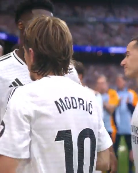 🥹 'No llores porque se terminó, sonr𝜾́e porque sucedió'. Así fue la despedida de Luka Modrić y Carlo Ancelotti del Real Madrid C.F. en un RealMadridRealSociedad. LALIGAEASPORTS | LALIGAHistory