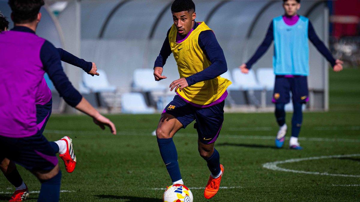 ⚽️ Amb el partit d’avui ajornat, ens hem entrenat a la Ciutat Esportiva Joan Gamper per seguir preparant-nos per als propers reptes! 💙❤️
