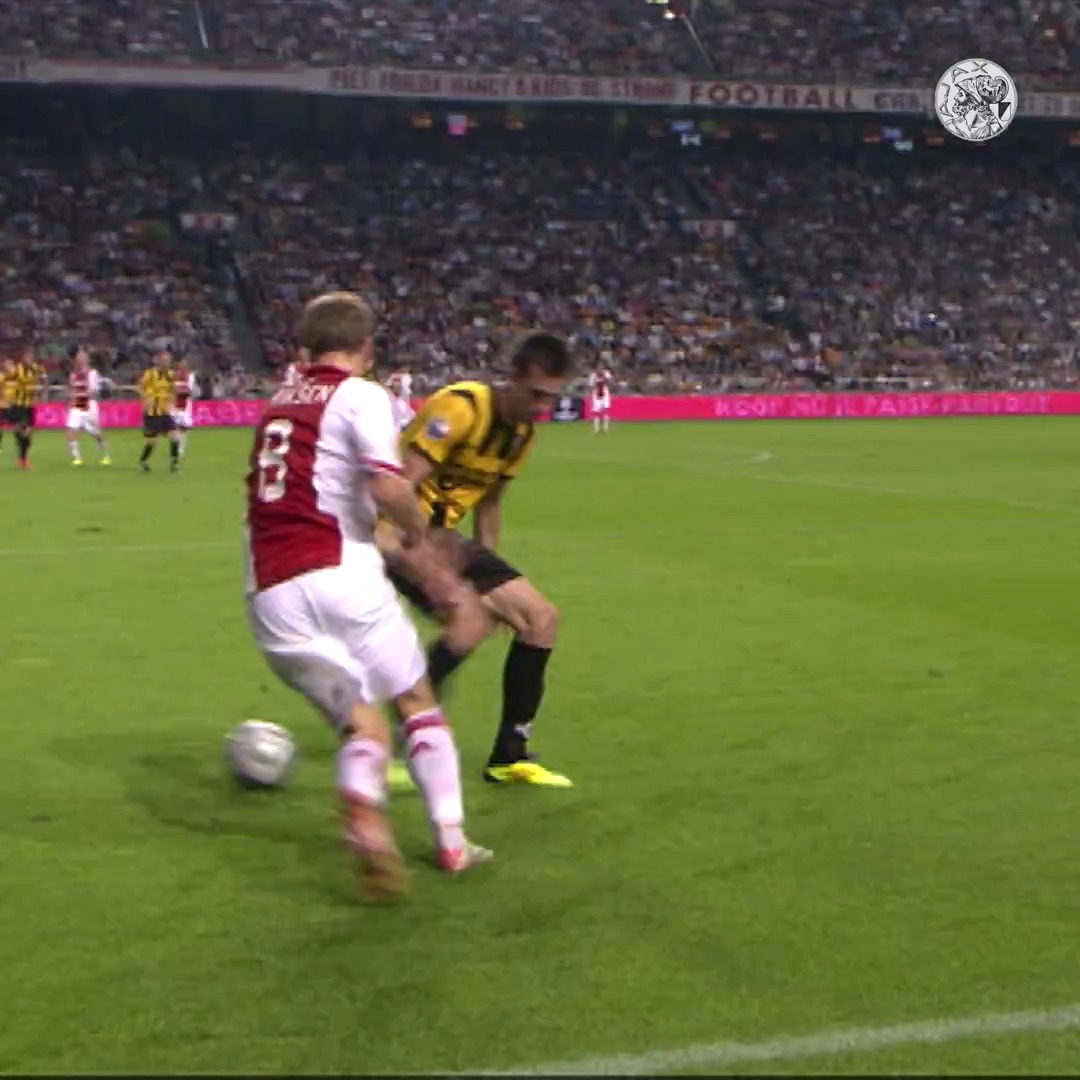 Ce petit pont magnifique d'Eriksen avec l'Ajax Amsterdam à l'époque ! 🤩🌪️ Ce geste, quand il rentre, c'est vraiment joli ! (AFC Ajax)