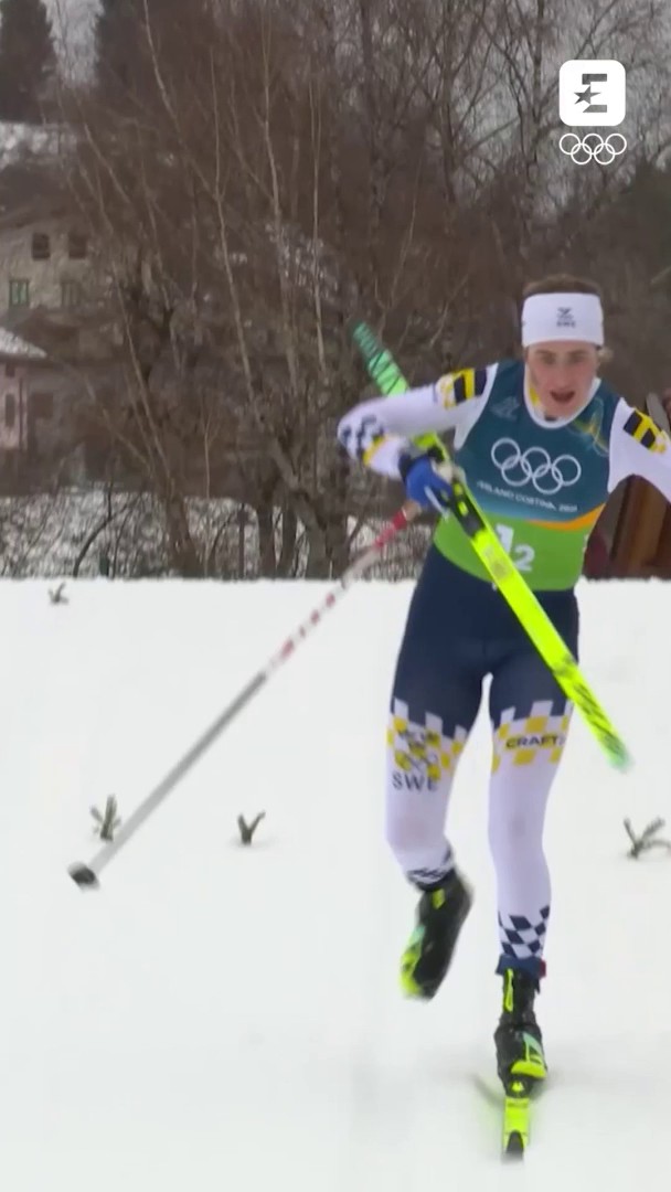 MA COSA ABBIAMO VISTO?! La svedese Ebba Andersson spacca l’attacco dello sci, il primo skiman cade e corre 400 m per arrivare al secondo skiman! Una disavventura che costa l’oro alla Svezia, nonostante una grande rimonta fino al secondo posto.