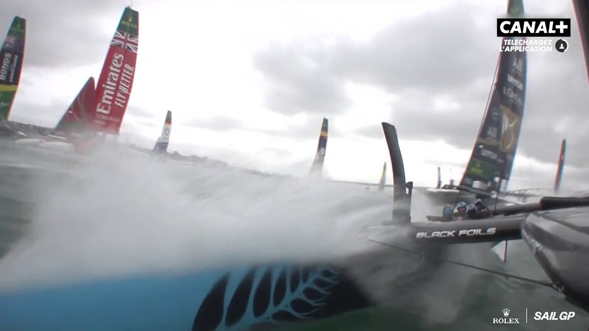 Énorme collision entre le bateau français et néo-zélandais cette nuit 🤯 Positionné au vent, le F50 néo-zélandais a perdu le contrôle de sa trajectoire. Le bateau a soudainement pivoté se plaçant perpendiculairement à la route des Français, rendant toute tentative d’évitement impossible, malgré une réaction immédiate de l’équipe de france. 2 marins, dont Manon Audinet, ont été transportés à l’hôpital dans un état stable. #sports #sailgp #sailgpfra
