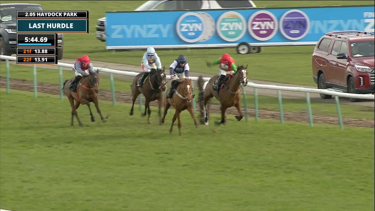 A BIG jump at the last! Trainer Tom Symonds is flying at the moment and Lud'or gets his first graded winner since 2020 in the ZYN Rendlesham Hurdle 👏