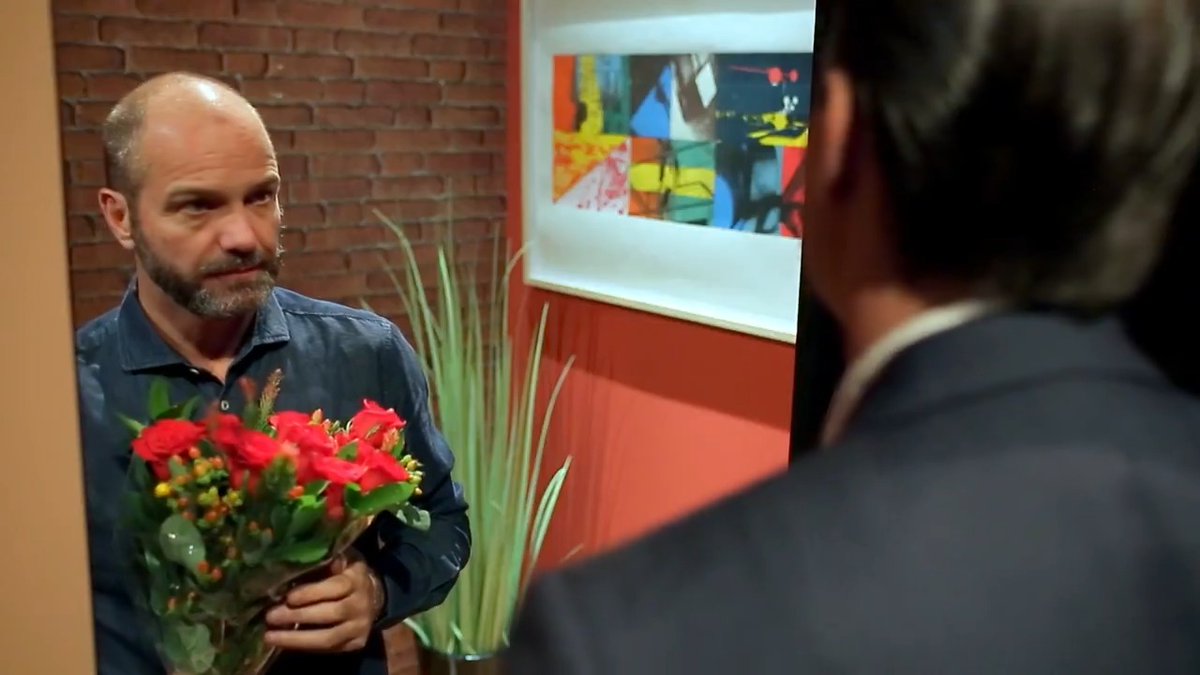 Es tu momento de declararle tu amor a esa persona… 😍 Christian Martinoli 🐳 y Luis García P 🫂
