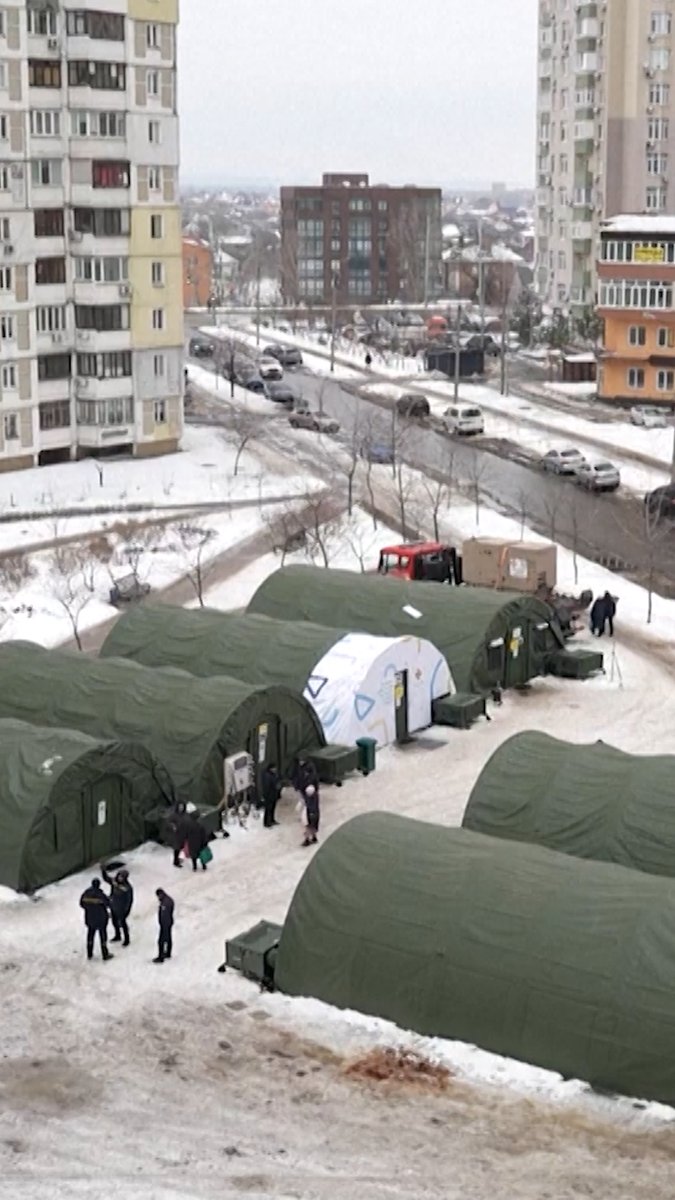 🇺🇦🇷🇺 | GUERRA UCRANIA-RUSIA: Los residentes de Kiev hacen cola para recibir comidas calientes mientras decenas de miles se enfrentan a la escasez de electricidad, calefacción y agua tras los ataques rusos.