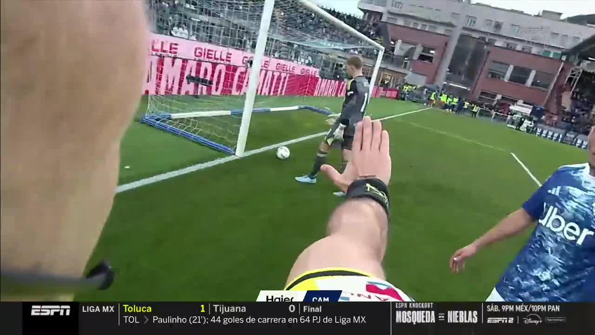 ¡MOMENTO INSÓLITO EN ITALIA CAPTADO EN LA REFCAM! Moise Kean le anotó de penal al Como, el arquero Jean Butez quiso tomar después la pelota y le pegó una patadita a Nicolo Fagioli... ¡No lo dejó ni celebrar! 📺 Mirá la #SerieA por #DisneyPlus Plan Premium