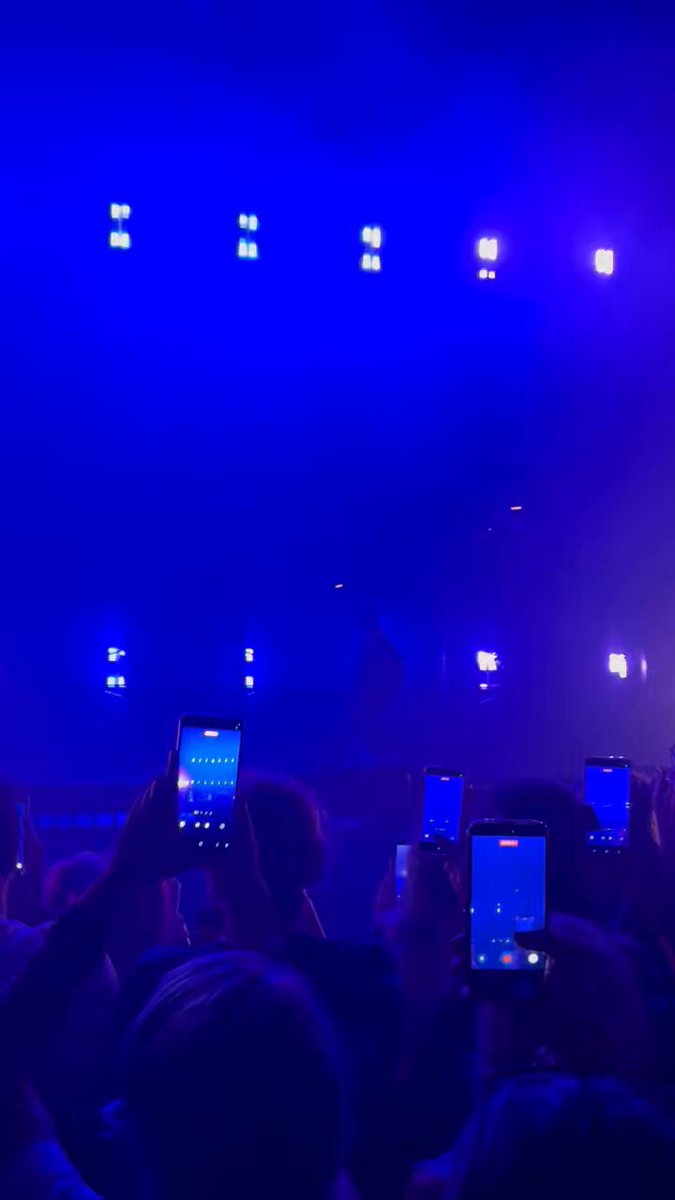 i never loved you live debut was crazy 😭
