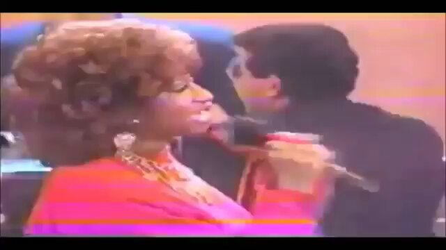 Celia Cruz salió de Cuba y nunca pudo regresar, porque Fidel Castro le prohibió la entrada. Incluso, cuando murió su madre le negaron el permiso para asistir al funeral. Por eso hasta el final de sus días pidió por una Cuba libre. 🇨🇺