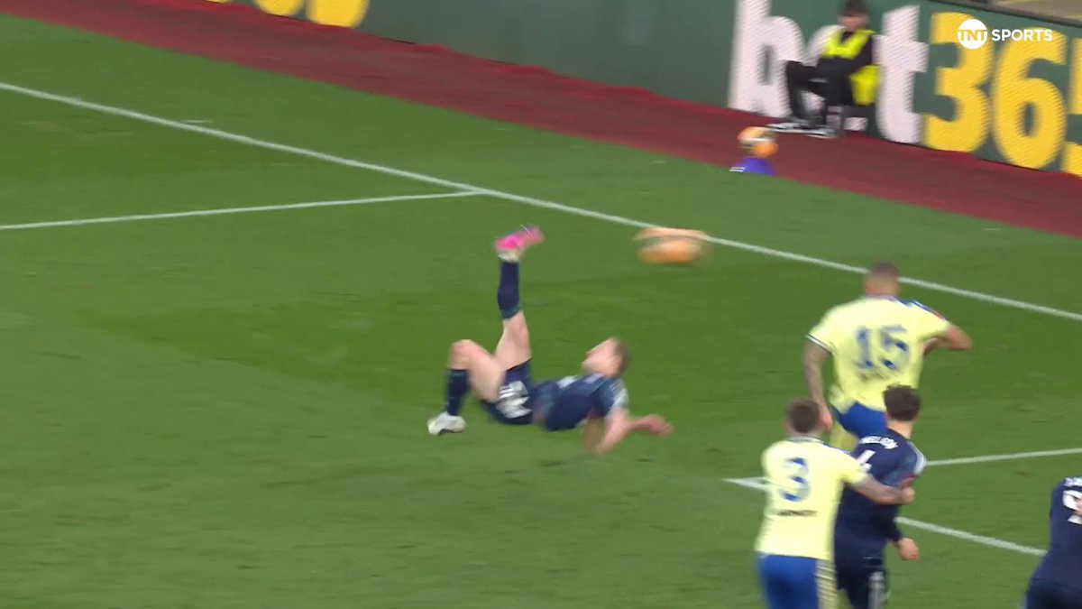Overhead kick alert 🚨 Oliver Skipp with the acrobatics for Leicester 😮💨