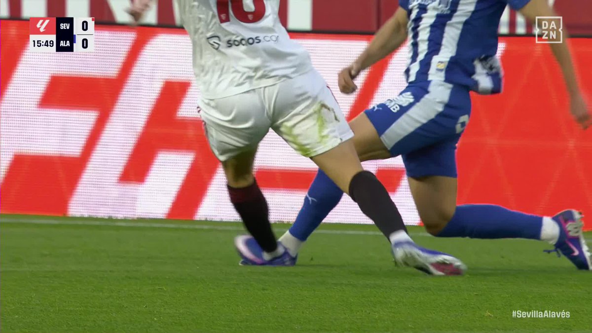 Han expulsado a Juanlu en el Pizjuan con doble amarilla por dos pisotones, este el segundo, a los 15 minutos de partido. "El pisotón suele estar sancionado de esta manera", decía el comentarista de DAZN. Balde está descojonado en su casa.