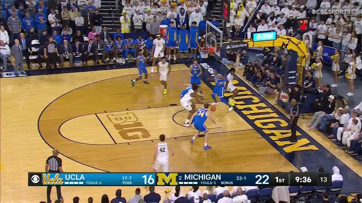 Dropping dimes 😮‍💨 LJ Cason with the clever feed.