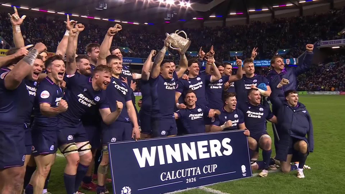 Le capitaine écossais Sione Tuipulotu soulève la mythique Calcutta Cup 🏆 #GreatnessM6N #Since1883 #SCOvENG