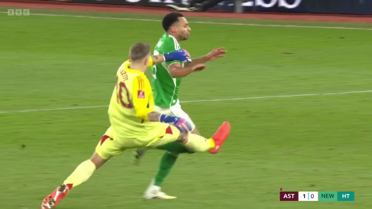 🗣️ "That's just a HORRENDOUS challenge!" 😱 Dion Dublin, Wayne Rooney and Alan Shearer discuss Marco Bizot's red card 🟥