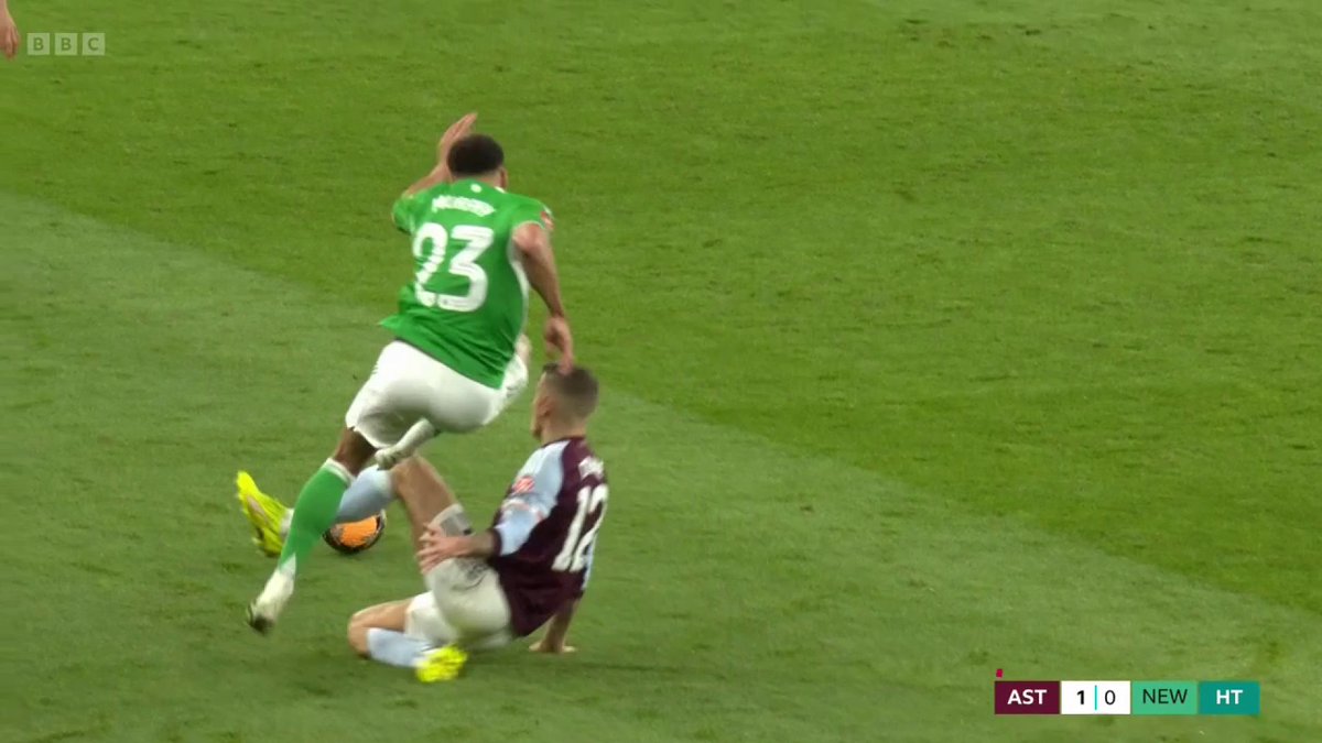 🗣️ "He's high, he's late and it's a very, very dangerous tackle." Alan Shearer says Lucas Digne was "lucky" to not be sent off 😲