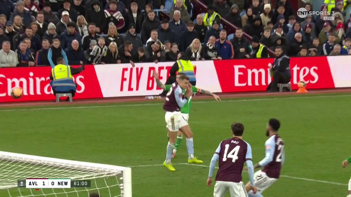 Chris Kavanagh gave this as a FREE KICK and with no VAR, the decision stood. These referees without VAR are criminal… 🤣🤣🤣