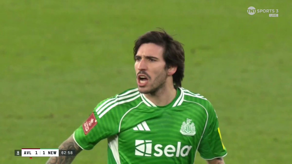 Sandro Tonali equalises for Newcastle against Aston Villa, moments after they were denied a penalty for a Lucas Digne handball 😱 📺 TNT Sports &amp; discovery+ UK