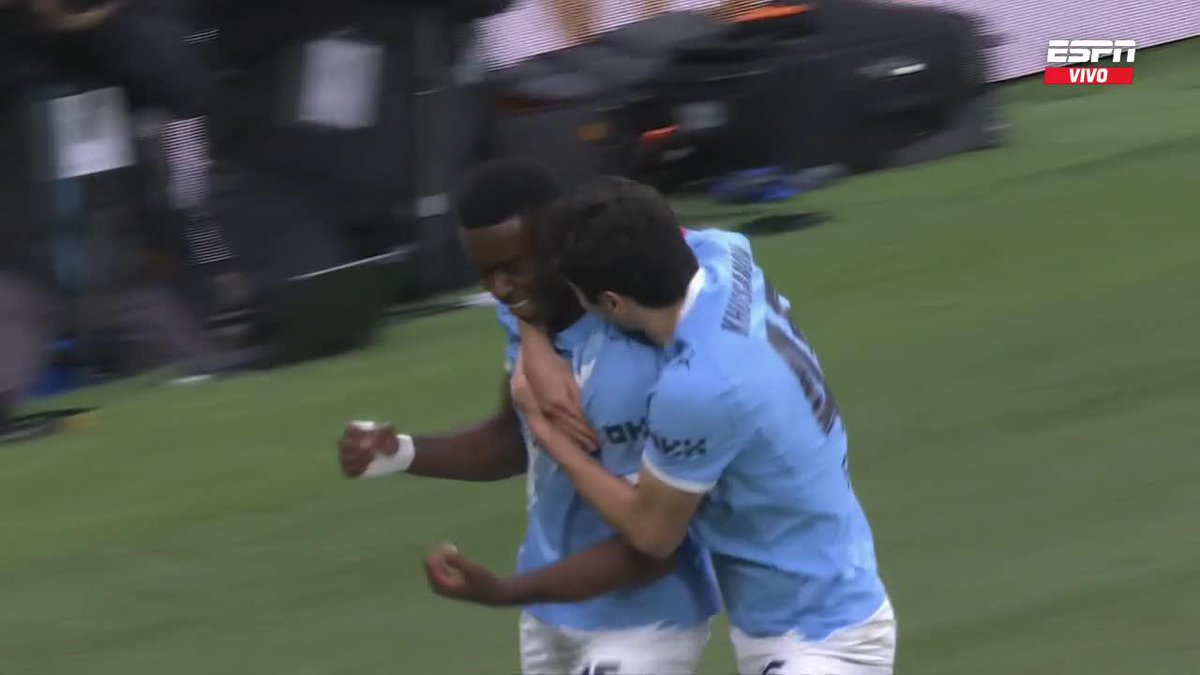 Salford City, equipo de 3ª División de Inglaterra, pecó de ingenuo, NO ARMÓ BARRERA en el tiro libre de Cherki y Manchester City lo liquidó. Insólita jugada. 😳🏴󠁧󠁢󠁥󠁮󠁧󠁿