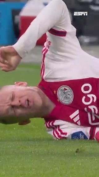 Het basisdebuut van Oleksandr Zinchenko heeft zes minuten geduurd... 😕 #ajafor