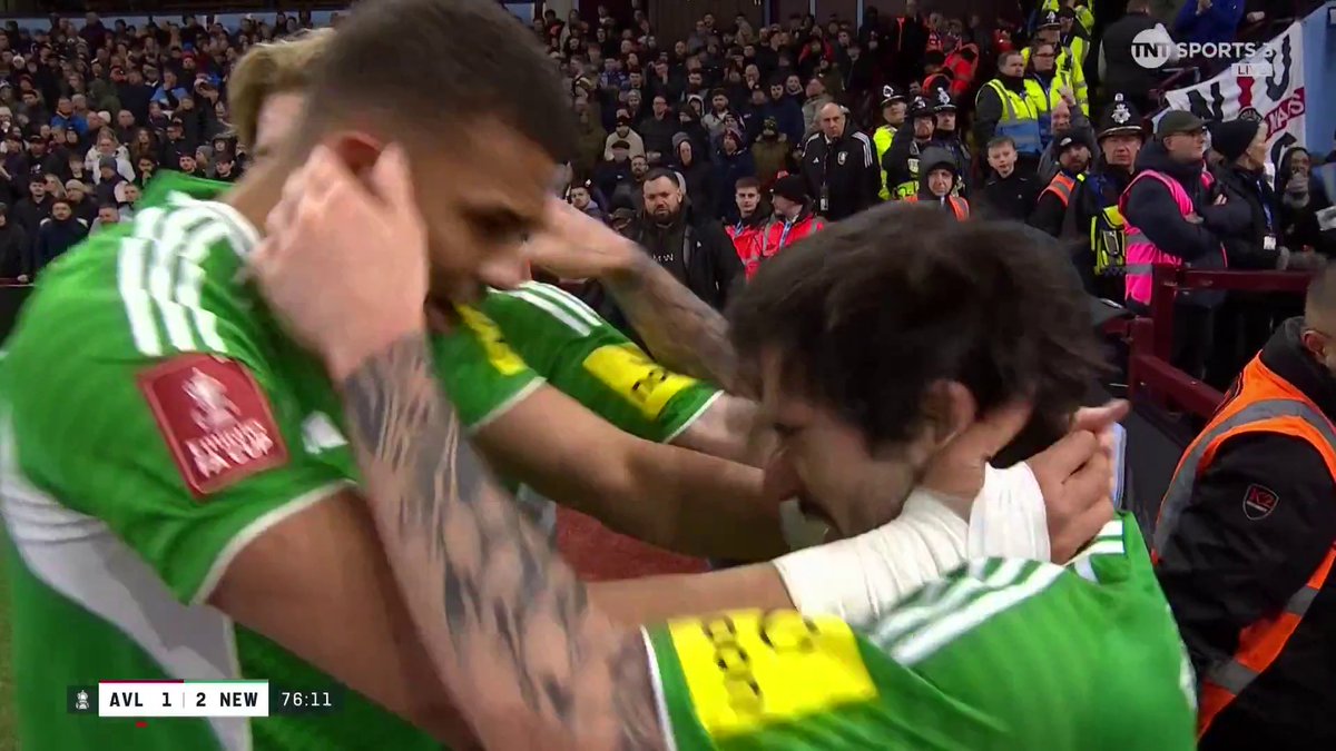 Sandro Tonali gets his second goal of the evening to put Newcastle ahead, and what a strike it is 😮💨 TNT Sports & discovery+ UK