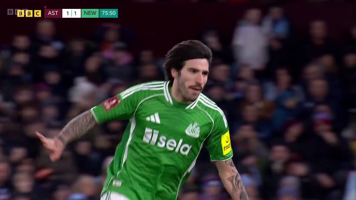 What a hit from Sandro Tonali! 🚀⚽🔥 His second strike completes Newcastle's comeback from a goal down to taking the lead against Aston Villa ⚫⚪💪