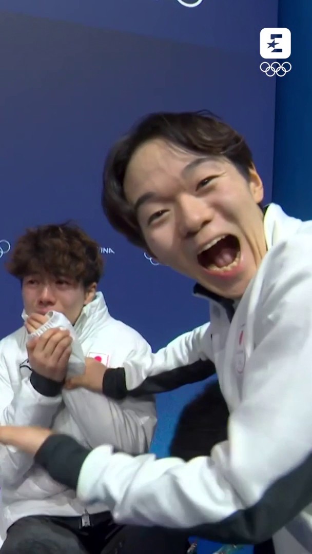Shun Sato è stato colto dall'emozione dopo il punteggio di Malinin che gli ha consegnato il bronzo. Per fortuna il suo amico e medaglia d'argento Yuma Kagiyama era a disposizione