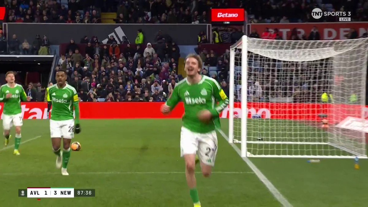 A gift from Aston Villa is finished off by Nick Woltemade 💥 Newcastle lead 3-1 at Villa Park 👏 📺 TNT Sports &amp; discovery+ UK