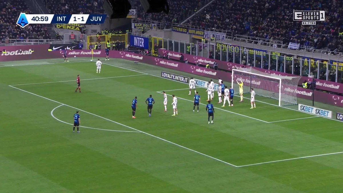 A we Włoszech... dymy! 💥 Co tam się działo 🤯 Pierre Kalulu wylatuje z czerwoną kartką po tej akcji! 🟥 Opinia? 🤔 #włoskarobota 🇮🇹