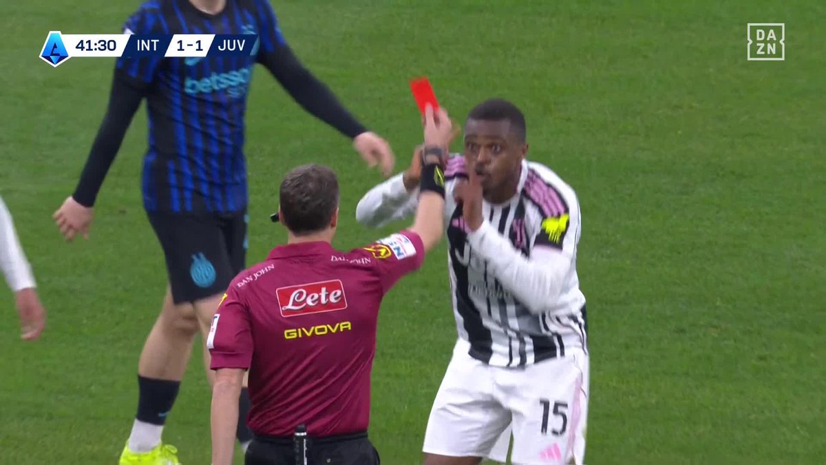 ¡KALULU SE VUELVE LOCO! 😤😤😤 El jugador de la Juventus, expulsado con doble amarilla en el minuto 41 por esta acción #SerieAenDAZN 🇮🇹