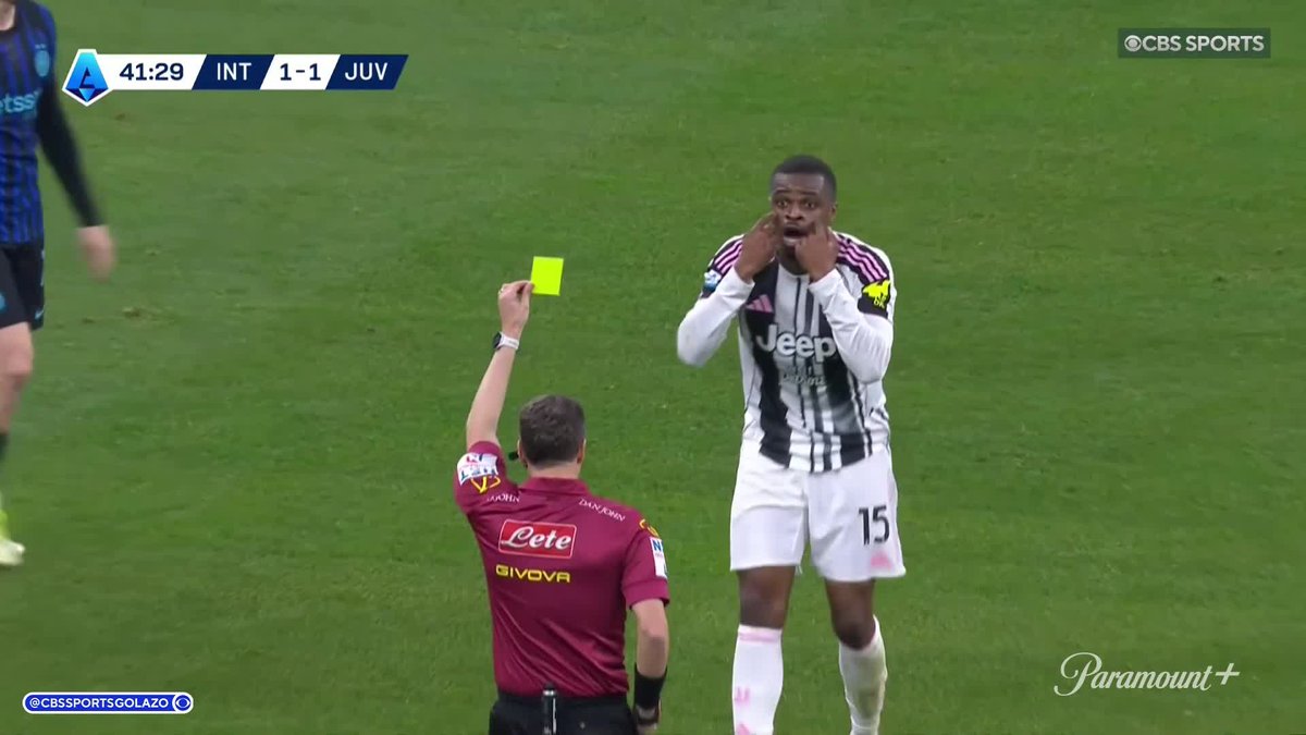 Juventus are down to ten men as Pierre Kalulu is sent off after picking up his second yellow card 🟥