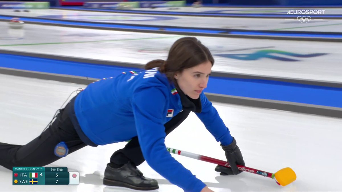 🏰 𝐂𝐨𝐧𝐬𝐭𝐚𝐧𝐭𝐢𝐧𝐨𝐛𝐫𝐚 total para seguir vivas en el partido 😰 Italia se mantiene con vida en el duelo ante Suecia con este gran lanzamiento de Stefania Constantini #MilanoCortina2026