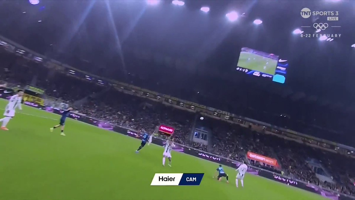 A controversial moment in the Serie A title race as Pierre Kalulu is sent off for Juventus for not a great deal 🔴 Inter Milan's players were celebrating the decision 👀 📺 TNT Sports &amp; discovery+ UK