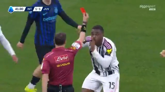 Een terechte tweede gele kaart voor Pierre Kalulu? 💭 Juve moet verder met 10 man in de Derby d'Italia.. 😳 #ZiggoSport #SerieA #InterJuventus