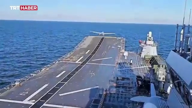 NATO Steadfast Dart-2026 Tatbikatı'nda TCG Anadolu’dan havalanan Bayraktar TB3 SİHA, Baltık Denizi’ndeki hedefi yerli akıllı mühimmat MAM-L ile tam isabetle vurdu.