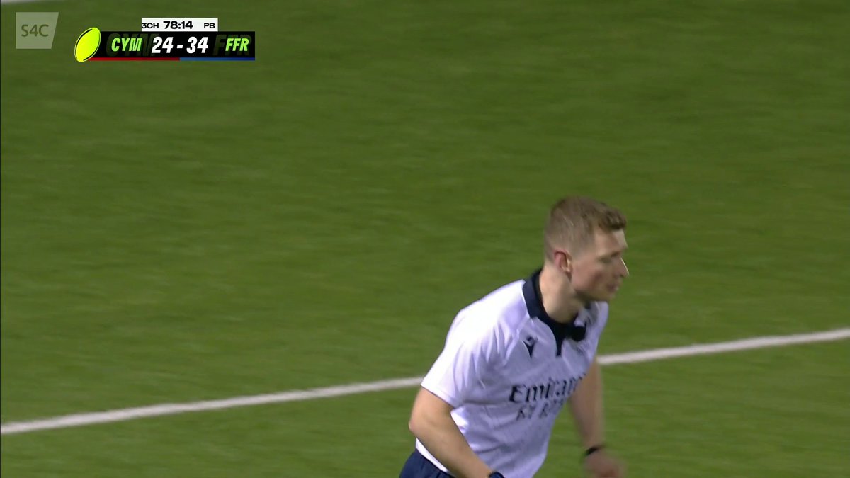 Y dyfarnwr teledu yn tynnu'r chwarae yn ôl ond am gais fyddai hwn di bod gan Tom Bowen. The TMO disallows the try for a tackle in the air but this was incredible from Tom Bowen. 🏴󠁧󠁢󠁷󠁬󠁳󠁿 d20 🆚 🇫🇷 d20 💻 #U6N20 | Welsh Rugby Union 🏴󠁧󠁢󠁷󠁬󠁳󠁿