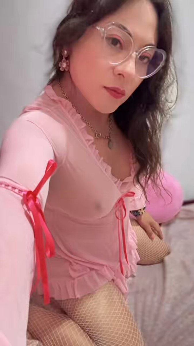 Hoy se regalan flores… pero yo prefiero regalar suspiros, miradas intensas y pensamientos indebidos. Feliz 14 de febrero 💘