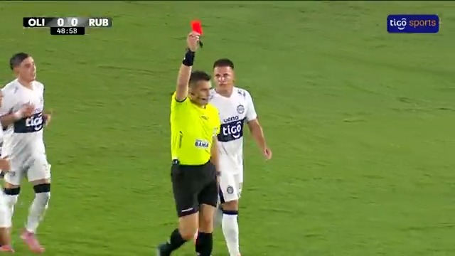🟥¡EXPULSADO SEBAS FERREIRA! Tras la revisión en el VAR, Derlis López mostró la tarjeta roja al atacante del Decano. 📺Tigo Sports ▶️Viví el #AperturaAPF2026 por