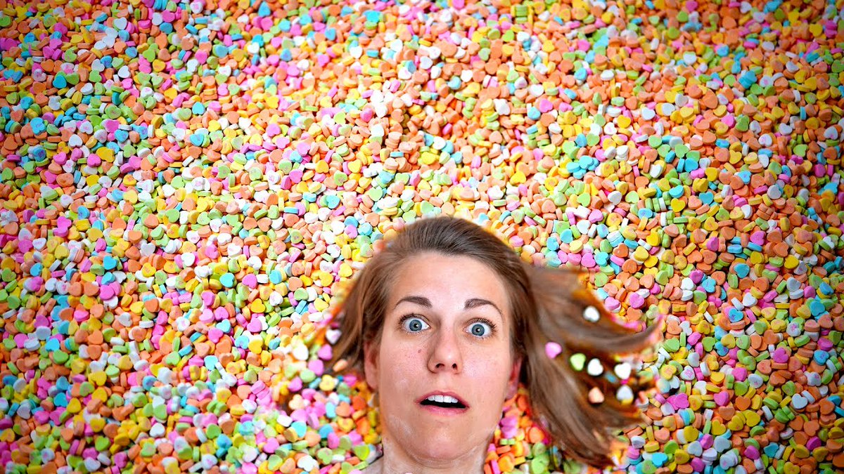 I turned 50,000 candy hearts 💚🩵💛 into a huge artwork