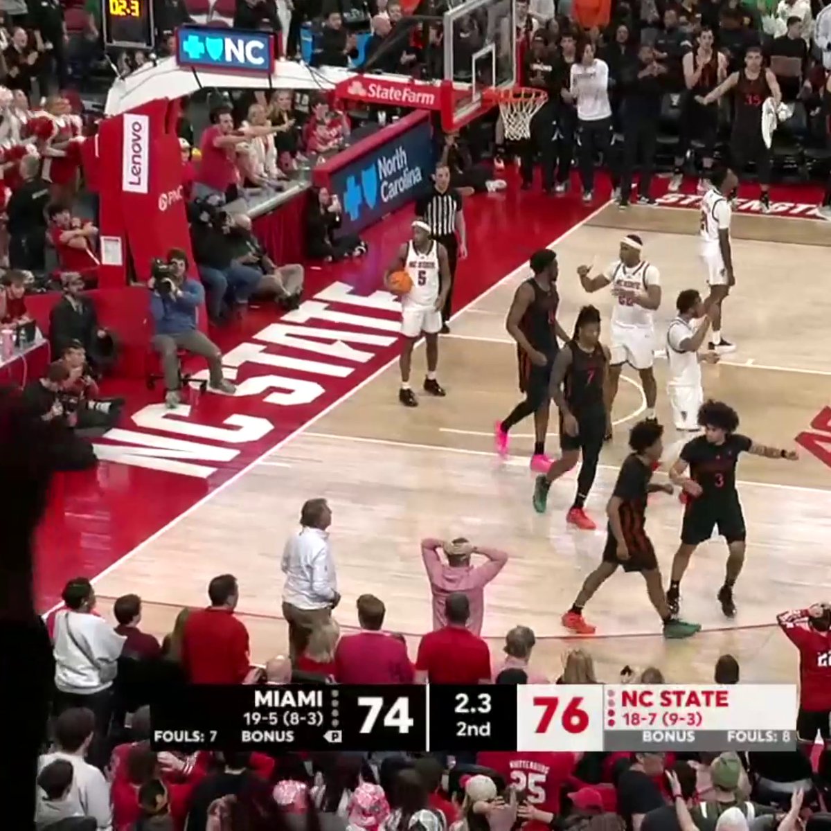 Miami goes on an 8-0 run in the final minute of the game to win in Raleigh 👀