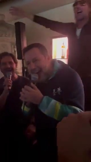 Il ministro Salvini esegue "Maledetta Primavera" al karaoke #MilanoCortina2026