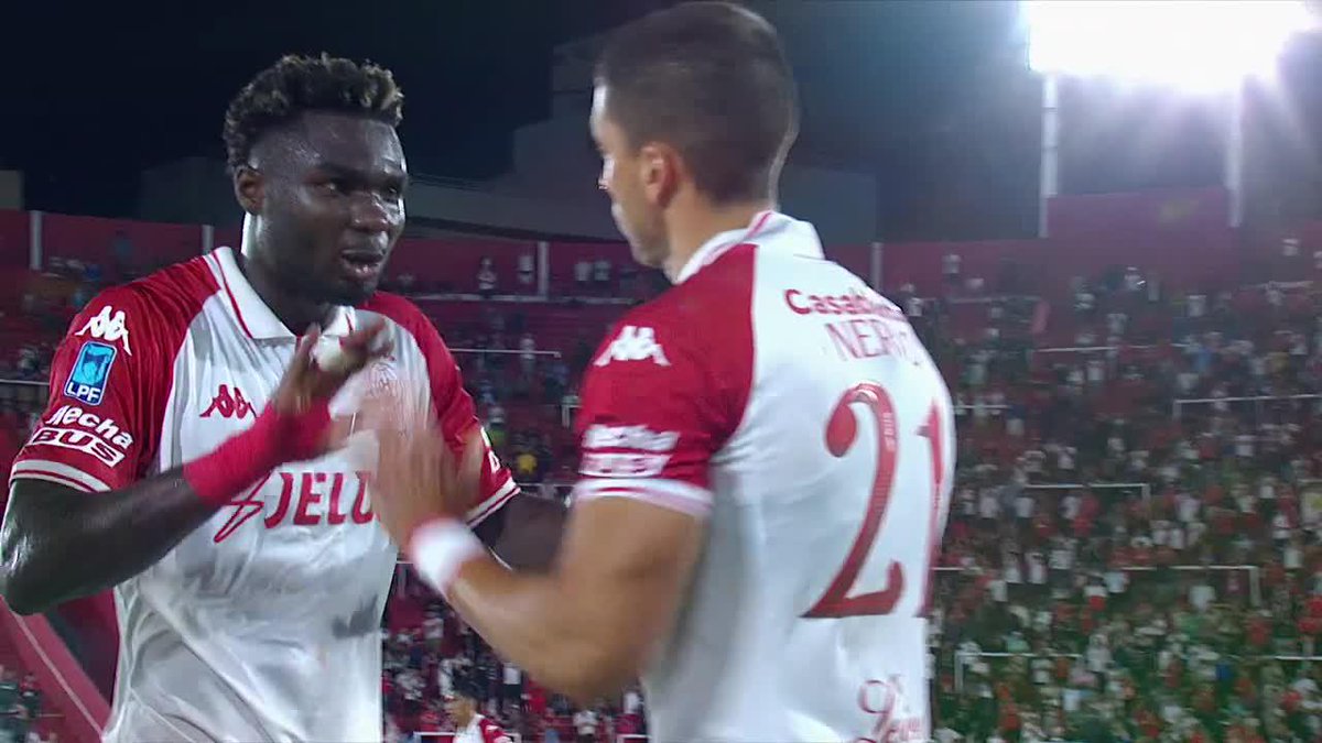 SE GANÓ EL CORAZÓN DEL PUEBLO QUEMERO: ovación a Jordy Caicedo cuando salió reemplazado en la victoria 1-0 de Huracán contra Sarmiento en el #TorneoApertura.