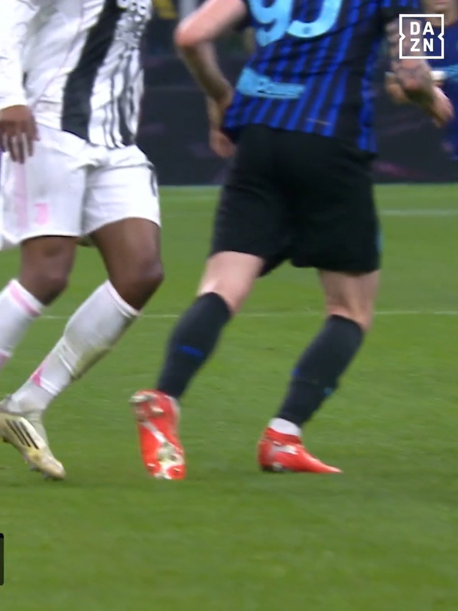 Il doppio giallo che porta all'espulsione di Kalulu 🟨➕🟨🟰🟥 L'analisi del discusso episodio di #InterJuve 👨🏫🗣️ #SerieAEnilive #DAZN