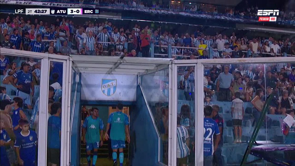 🇦🇷😳 LEANDRO DÍAZ SE FUE CORRIENDO A LA PLATEA DE ATLÉTICO TUCUMÁN A BUSCAR A UN HINCHA QUE LO HABÍA INSULTADO.