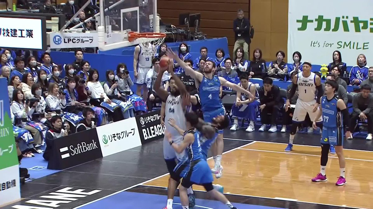 まさに強いの一言...🫥 3人相手でも強靭なフィジカルで決め切る三河#54 ガードナー！ Davante' Gardner シーホース三河 📡バスケットLIVEで生配信中 #Bリーグ #りそなグループ