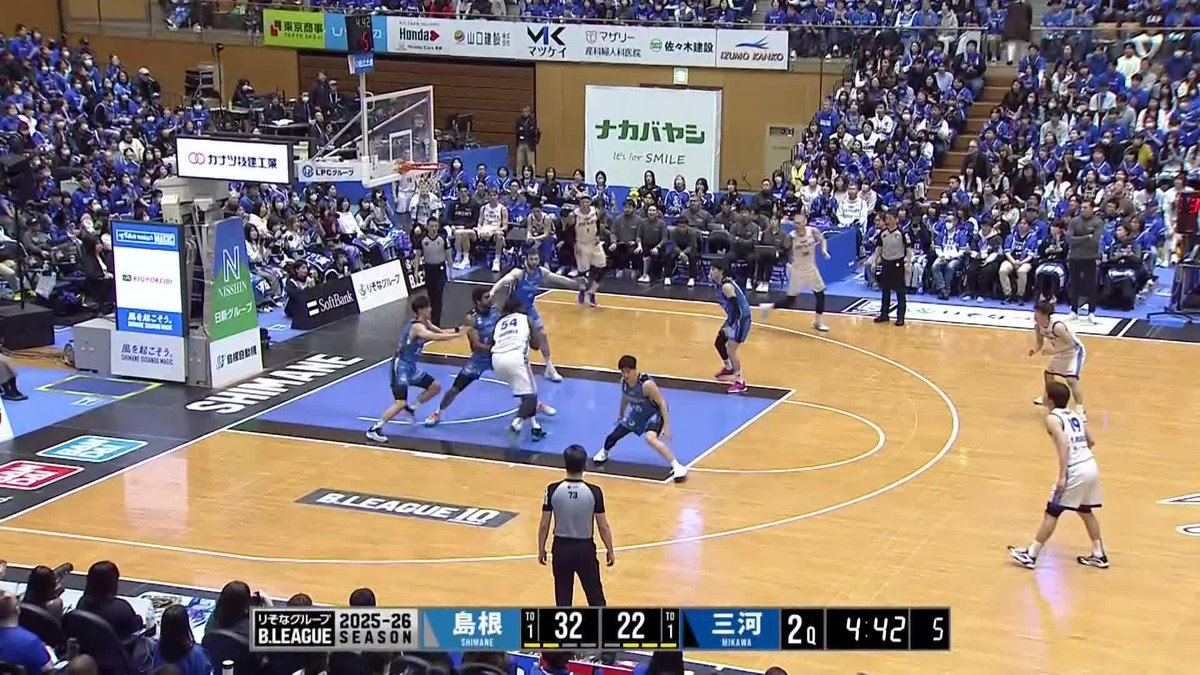 3人に囲まれながら突破👊唯一無二、#54 ダバンテ・ガードナー💪 2Q 残り4:38 島根 32-24 三河 📡B.LEAGUE全試合見放題なのは「バスケットLIVE」だけ！ #シーホース三河 #BUMP