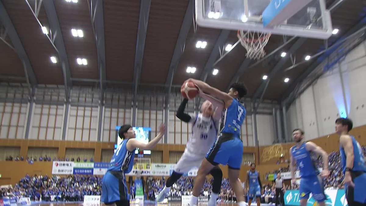 外国籍選手のシュートを上から抑え込む💪 島根#7 介川のバチ止めディフェンス！ 島根スサノオマジック 📡バスケットLIVEで生配信中 #Bリーグ #りそなグループ