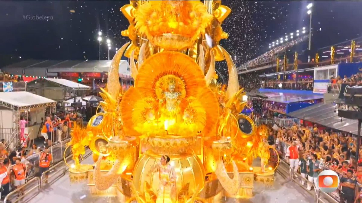 Adriana Lessa espetacular no desfile da Mocinha em homenagem a Lea Garcia. Não estar nas novelas há tanto tempo é um absurdo. #Globeleza