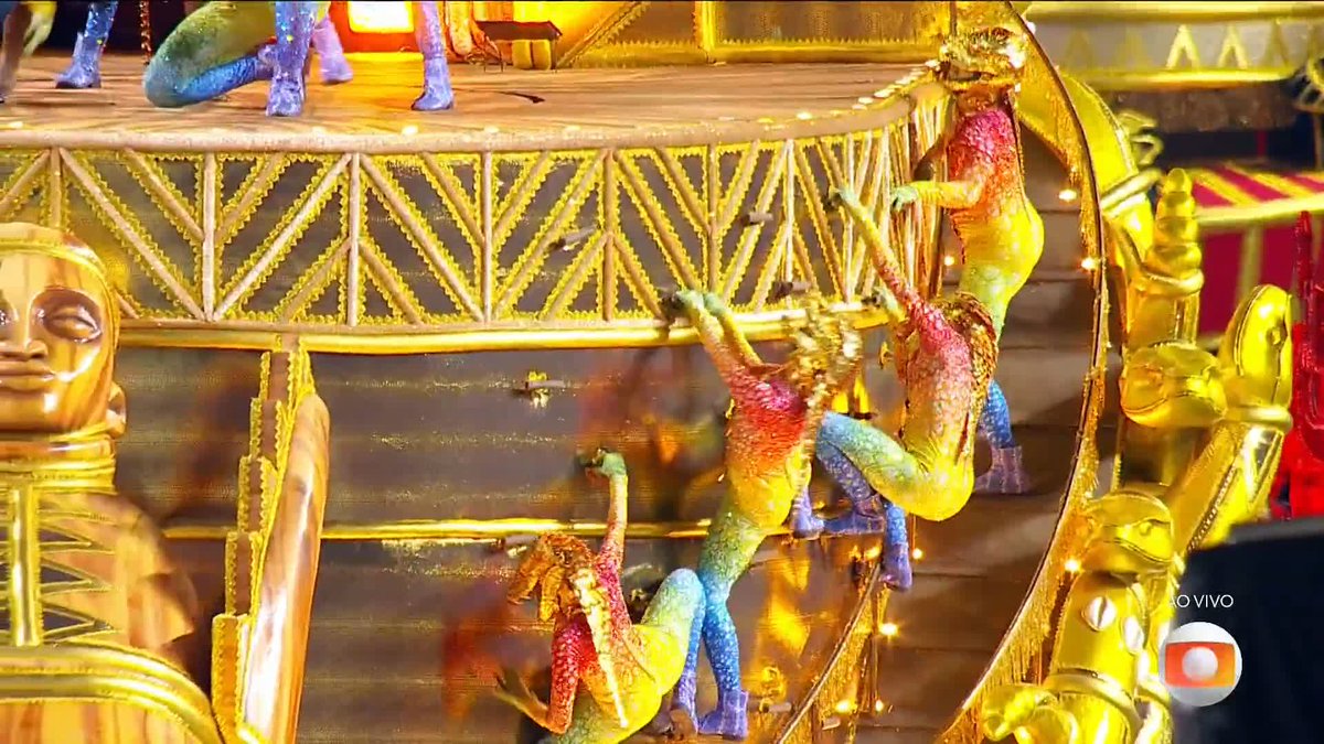 Fred Nicácio representando Abdias do Nascimento e Exú no desfile da Mocidade. #Globeleza