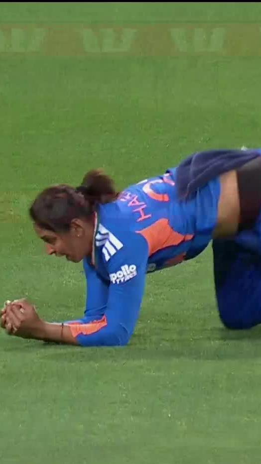 WHAT A CATCH BY CAPTAIN HARMANPREET KAUR...!!! 🤯 - She has taken a Stunning Catch to dismiss Perry.